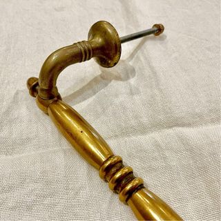 Tirador de bronce antiguo