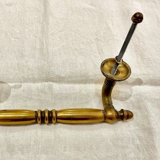 Tirador de bronce antiguo