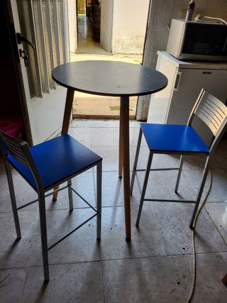 Mesa alta + 2 sillas grises. Altura 93  diame 60.