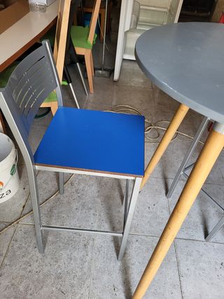 Mesa alta + 2 sillas grises. Altura 93  diame 60.