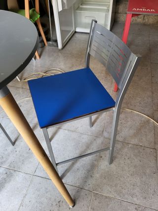 Mesa alta + 2 sillas grises. Altura 93  diame 60.