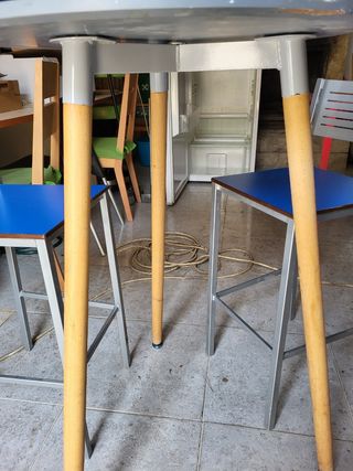 Mesa alta + 2 sillas grises. Altura 93  diame 60.