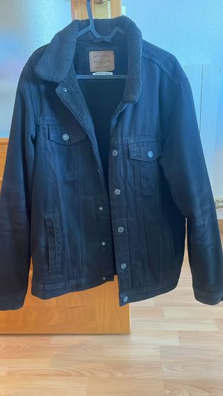 Chaqueta vaquera Pull&Bear negra con pelo.