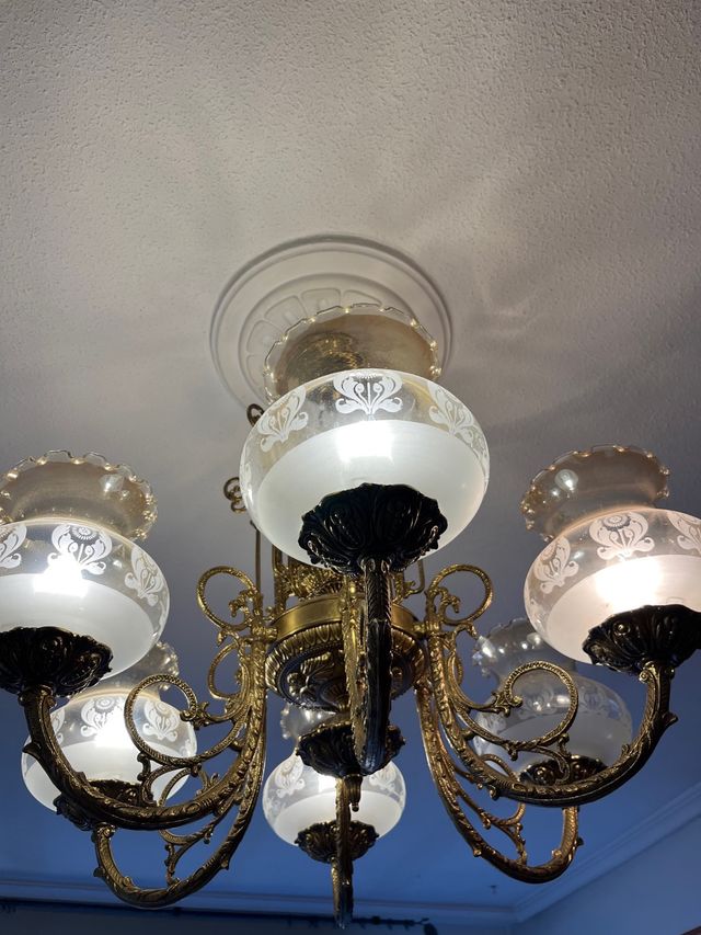 Lámpara antigua dorada y blanca