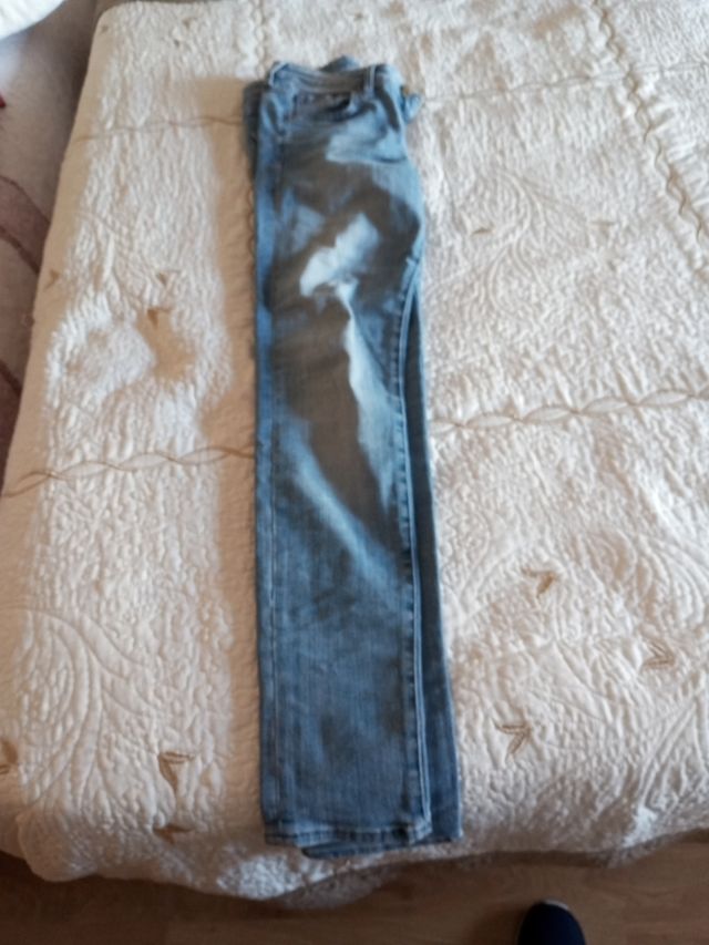 Pantalón vaquero denim.