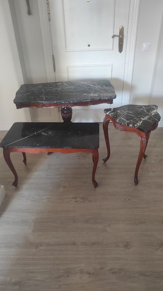 Tres mesas de mármol y madera 