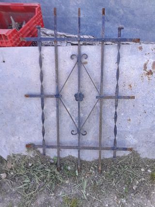 Reja de hierro forjado.4 unidades .50€/unidad 