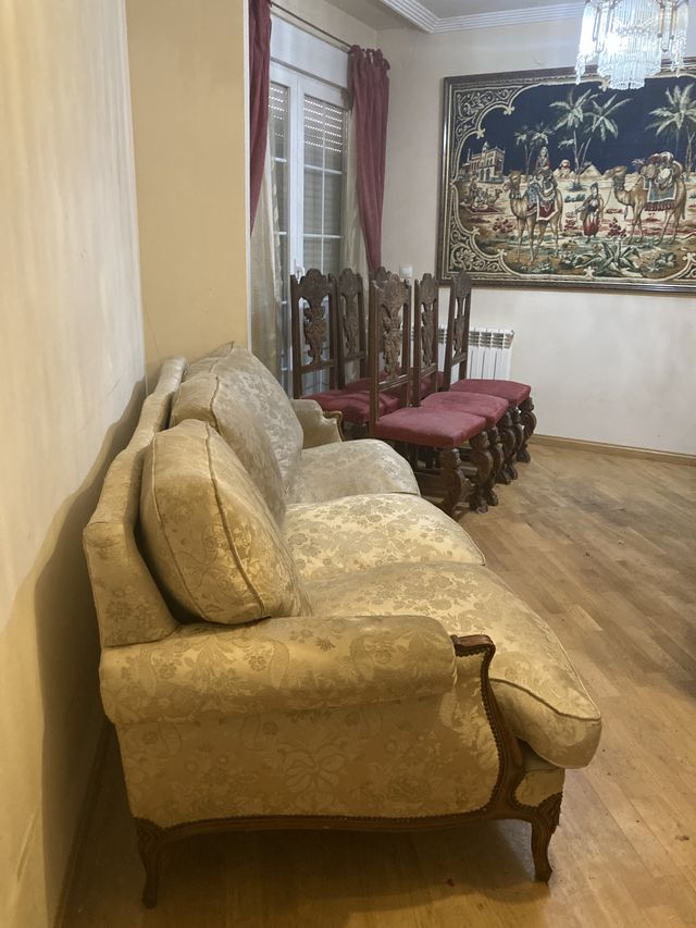 Sillas antiguas del S. XIX y sofá estilo LuisXV