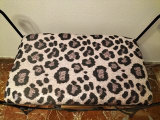 Banco de forja con estampado animal