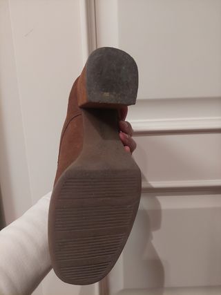 Zapatos tacón serraje marrón