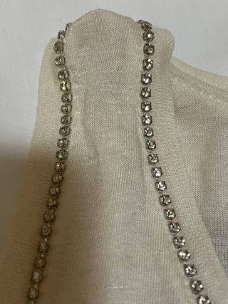 Top tirante tipo camiseta en crudo con detalle de pedreria en cuello y mangas