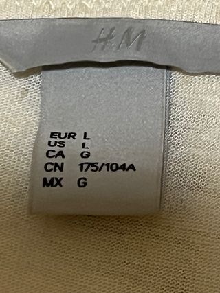 Top tirante tipo camiseta en crudo con detalle de pedreria en cuello y mangas