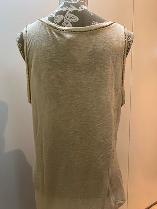 Top tirante tipo camiseta en crudo con detalle de pedreria en cuello y mangas