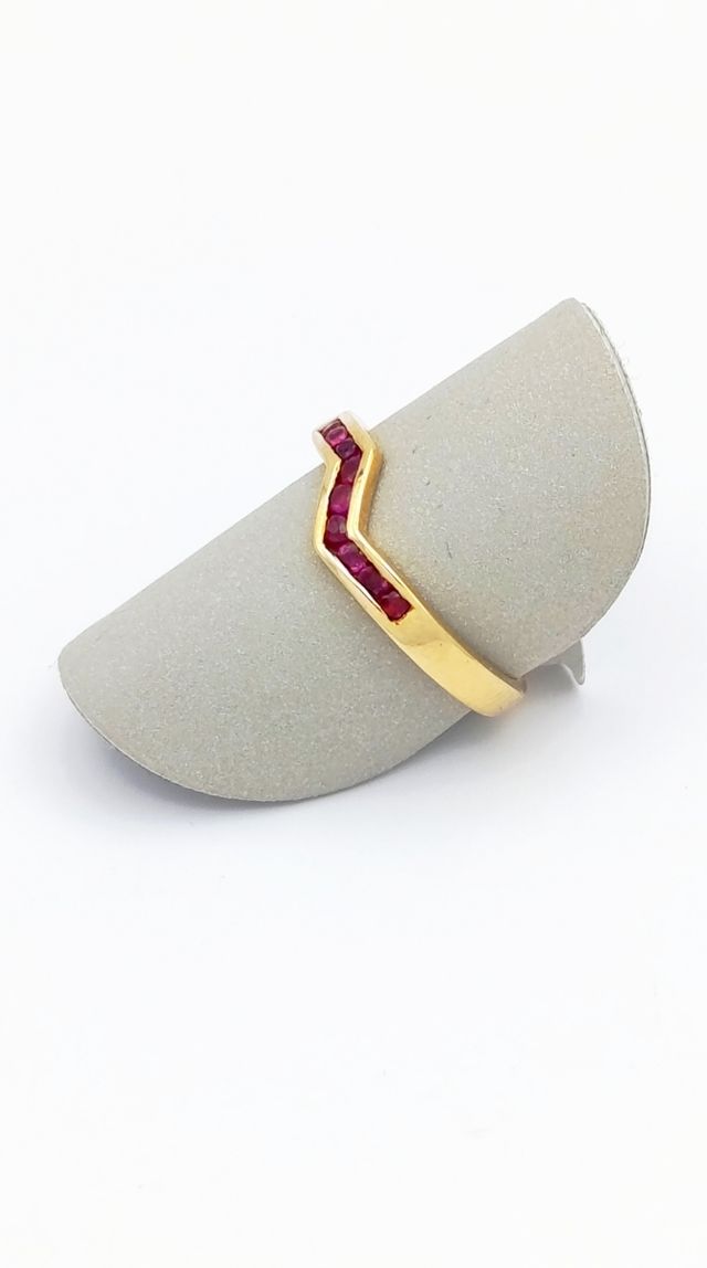 Anillo de Oro de 18k con Rubíes.