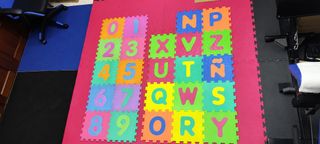 Alfombra puzzle letras y números 
