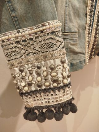 Torera tejana con ornamentos en mangas.