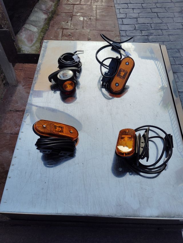 Pilotos laterales caja trailer