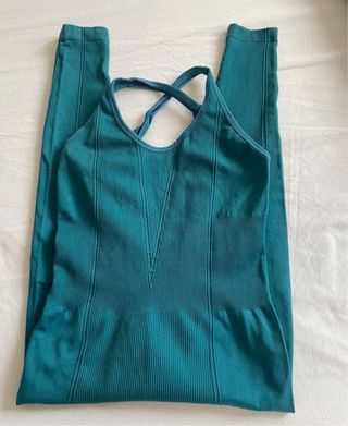 Mono deportivo verde