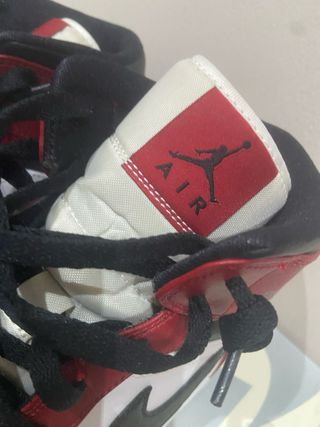 Jordan 1 Mid Chicago toe