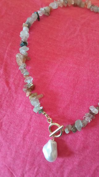 Collar de piedras naturales