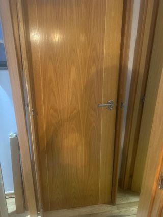 Puerta maciza color roble . Con marco .