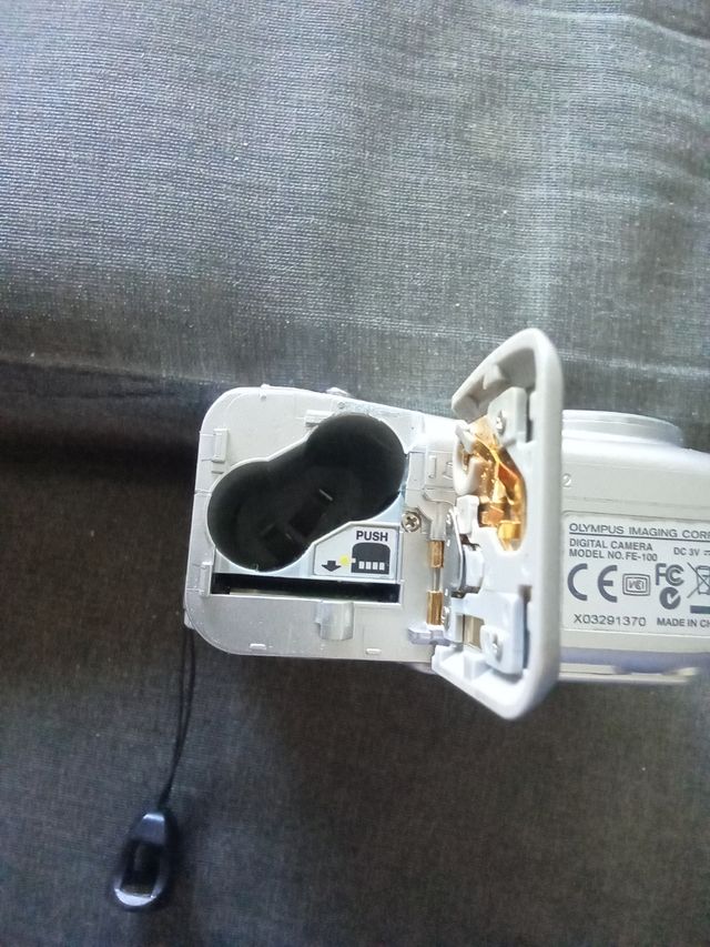 CÀMARA  OLYMPUS FE-10