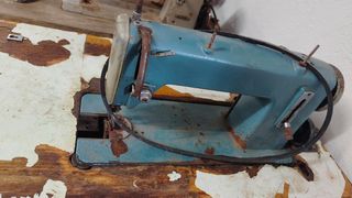 Máquinas de coser antiguas y eléctricas