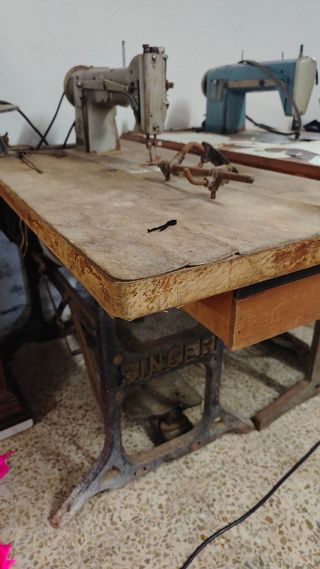 Máquinas de coser antiguas y eléctricas