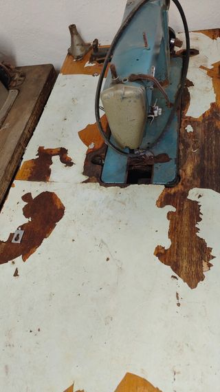 Máquinas de coser antiguas y eléctricas