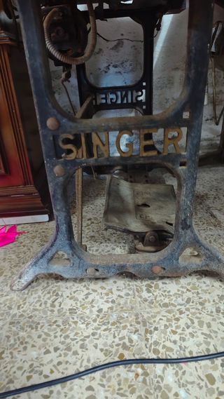 Máquinas de coser antiguas y eléctricas