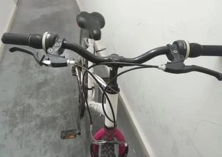 Bicicleta de montaña blanca y fucsia.