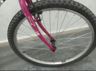 Bicicleta de montaña blanca y fucsia.