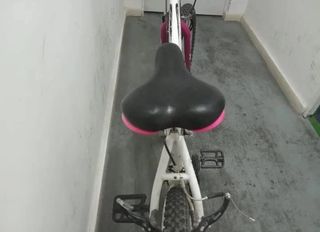 Bicicleta de montaña blanca y fucsia.