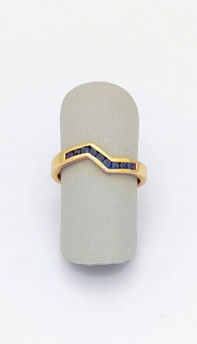 Anillo de Oro de 18k con Zafiros.