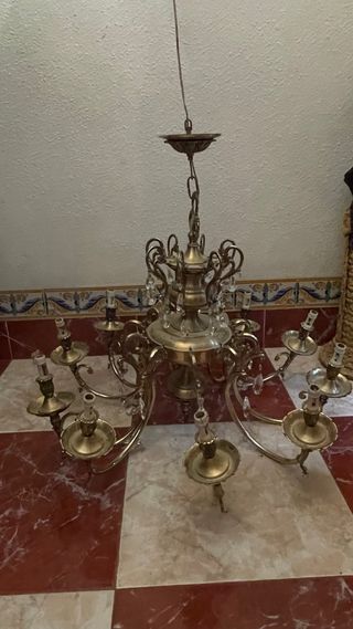 Lampara de araña dorada con 10 bombillas