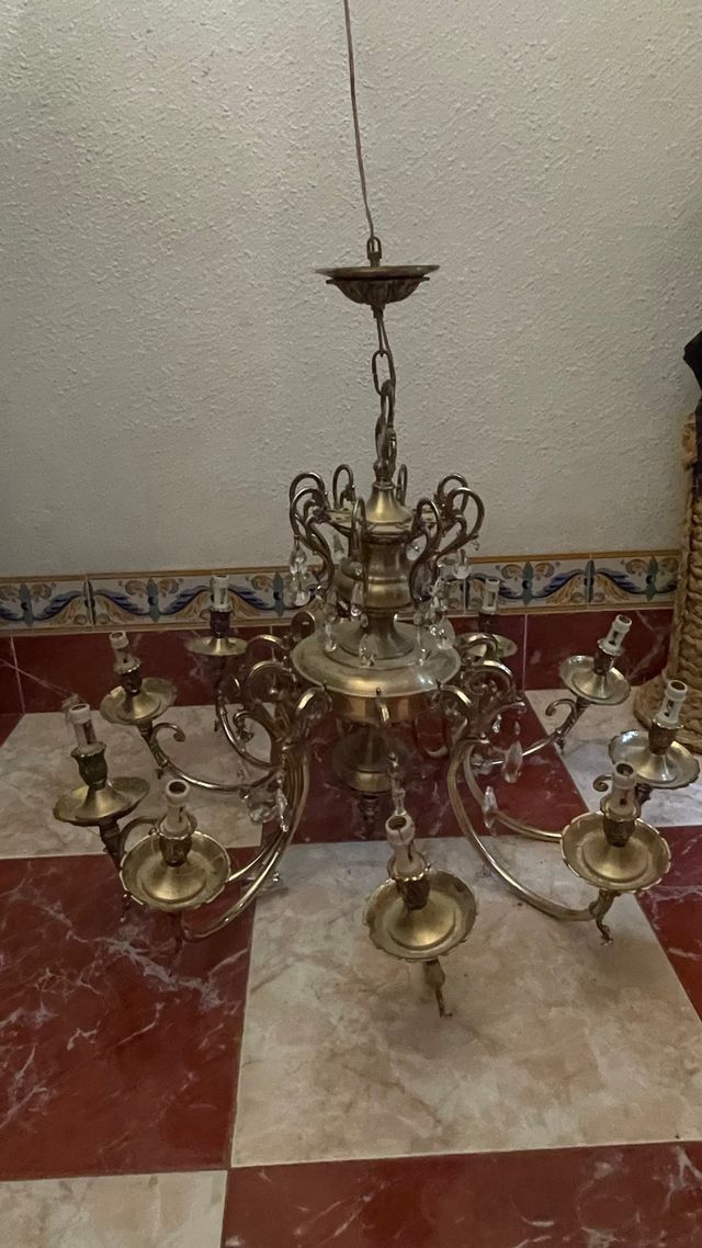 Lampara de araña dorada con 10 bombillas