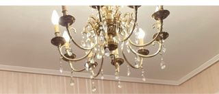 Lampara de araña dorada con 10 bombillas