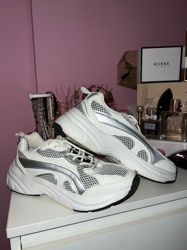 Zapatillas Primark blancas y plateadas