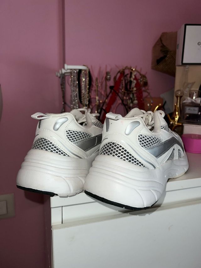 Zapatillas Primark blancas y plateadas