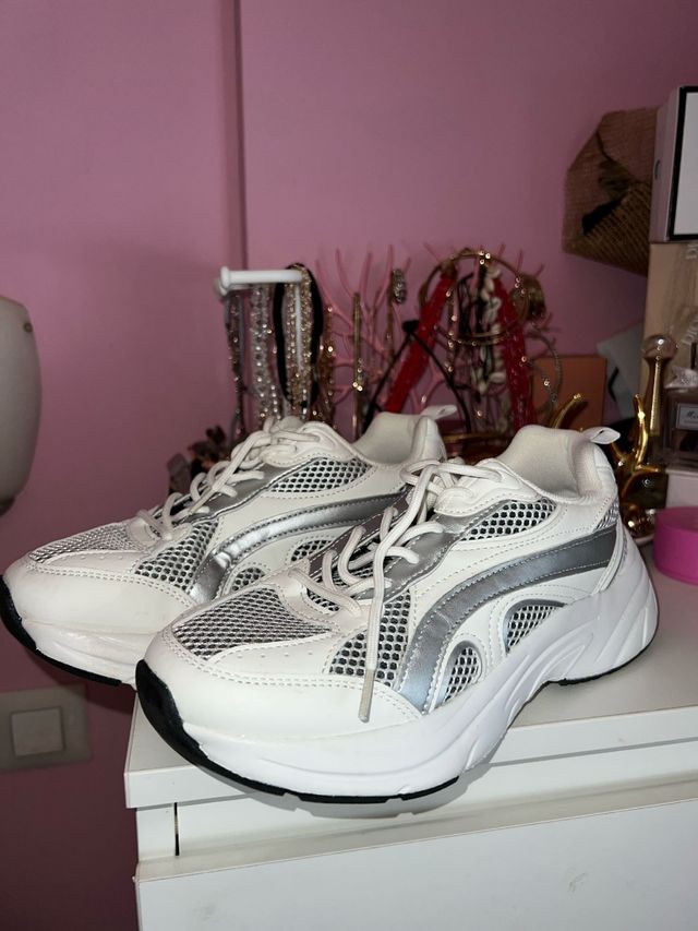 Zapatillas Primark blancas y plateadas