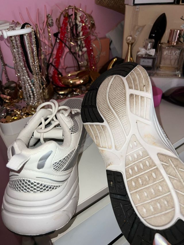 Zapatillas Primark blancas y plateadas