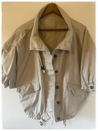 Gabardina (chaqueta )de mujer corta, marca Oysho