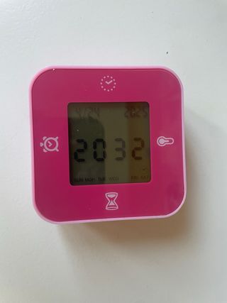 Reloj digital rosa Ikea