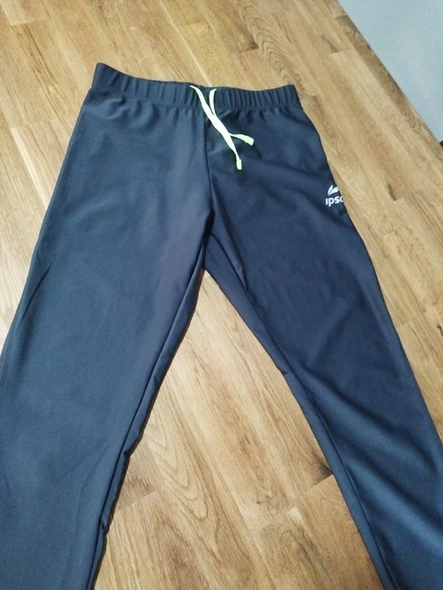 Calças desportivas cinzentas e leggings.