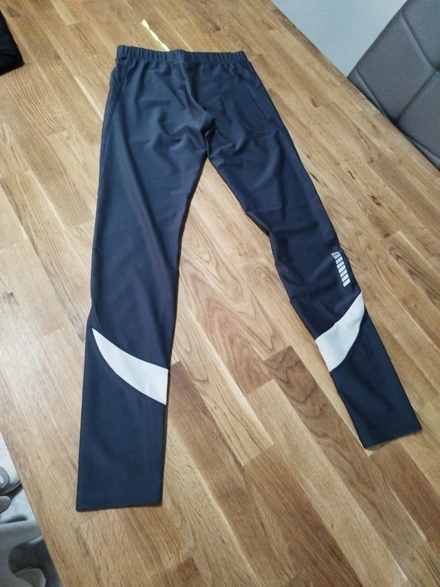 Calças desportivas cinzentas e leggings.