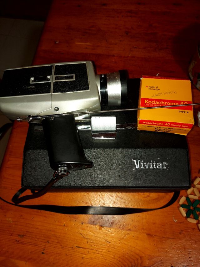 Vecchia fotocamera Vivitar + pellicola