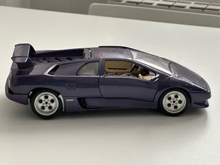 Maqueta Lamborghini Diablo morada