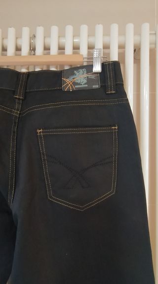 Pantalones vaqueros negros encerados