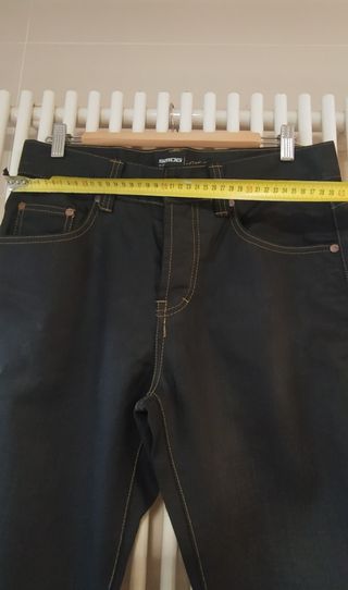 Pantalones vaqueros negros encerados