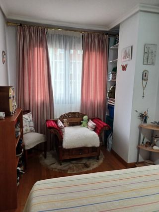 Sillón vintage de madera y terciopelo